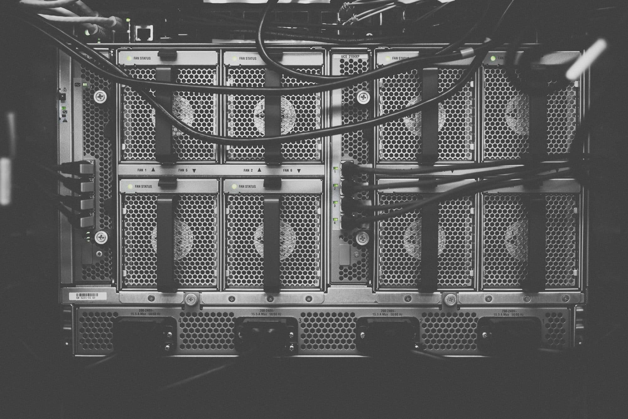Face arrière d'un serveur, ventilateurs et alimentations câblés, en noir et blanc